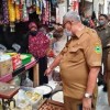 Bupati Kuningansaat memantau harga sembako jelang Natal dan Tahun Baru 2021.